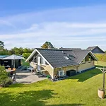 Cozy House In Close To Shopping And *