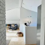 Cozy House In Close To Shopping And