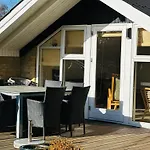 Cozy House In Close To Shopping And