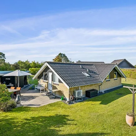 Cozy House In Close To Shopping And *