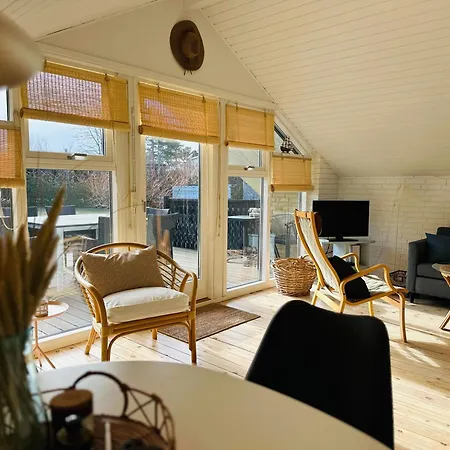Cozy House In Close To Shopping And