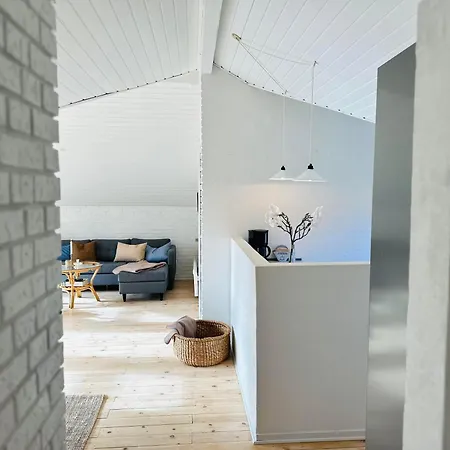 Cozy House In Close To Shopping And